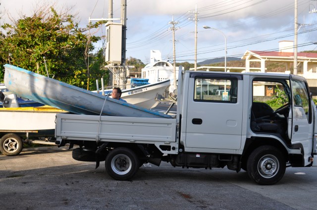 Chinen san checks the lashings.