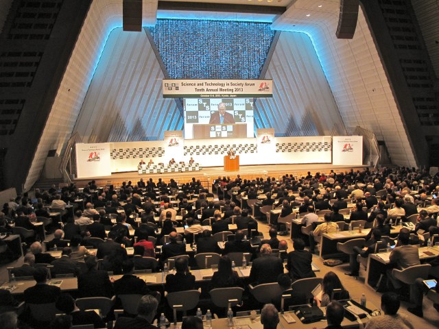 1000 delegates. No wifi so people actually had to listen.