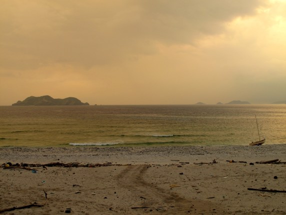 Dileas makes landfall. Note the turtle tracks, which were everywhere on all the beaches we camped on