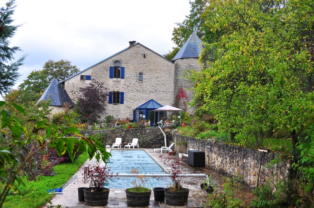 You may think it is a pool but in fact it is full of brine for steeping jambons