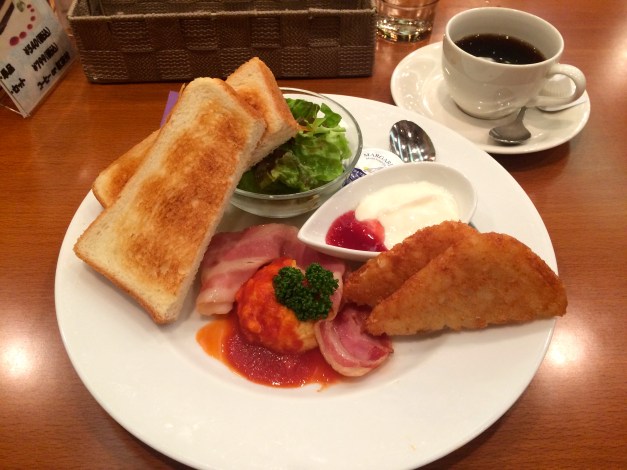 Bacon and eggs Tokyo style. The white and red stuff I took to be ketchup and mayo but turned out to be raspberry jam and cream.